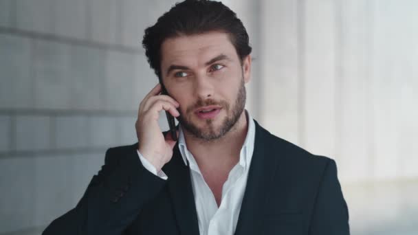 İş adamı sokakta telefon görüşmesi yapıyor. Yönetici akıllı telefondan konuşuyor. — Stok video