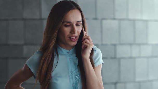 Mulher de negócios falando no smartphone na rua. Mulher a ligar para o telemóvel — Vídeo de Stock