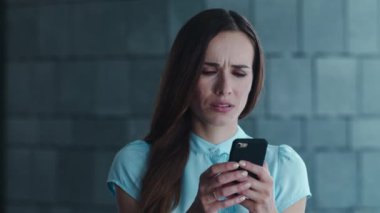 Sokaklarda akıllı telefon kullanan bir iş kadını. Kadın yönetici cep telefonundan mesaj atıyor