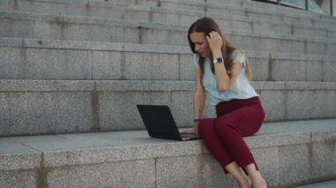 Kendine güvenen iş kadını dizüstü bilgisayarla konferans videosu görüşmesi yapıyor.