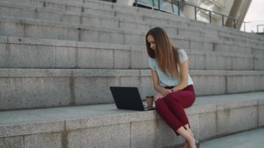 Diz üstü bilgisayarda internet üzerinden konuşan iş kadını hoşnutsuz.