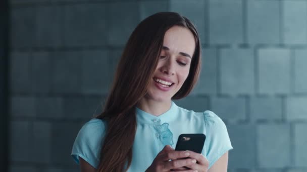 Businesswoman typing message on cellphone outside. Woman using smartphone — Stock Video