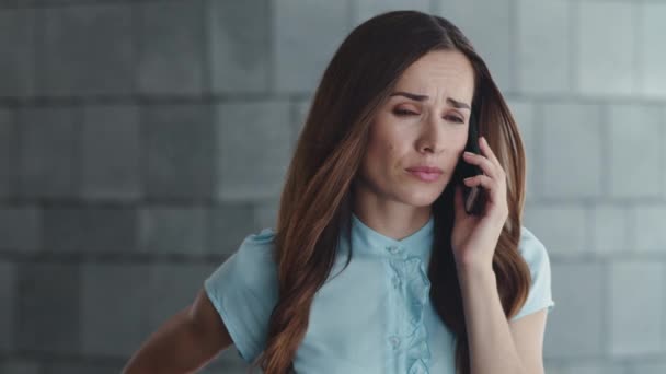 Mujer de negocios discutiendo en smartphone en la calle. Mujer usando teléfono celular al aire libre — Vídeo de stock