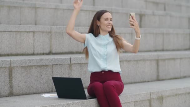 Businesswoman video chat na smartphonu. Žena ukazující zvonek na kameře — Stock video