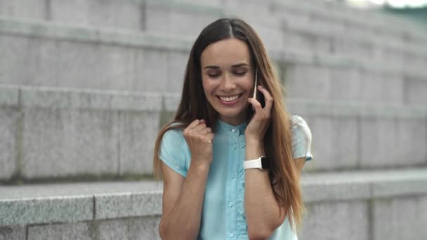 Podnikatelka vede rozhovor na smartphone venku.Girl slaví vítězství — Stock video