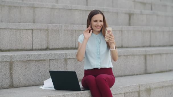 Podnikatelka používající mobilní telefon pro videohovor. Ženské tlachání po telefonu — Stock video