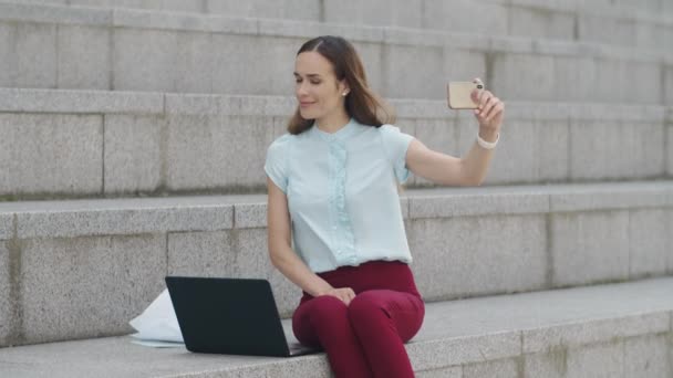 Affärskvinna som tar selfie på smartphone. Arbetare som visar tummen upp framför kameran — Stockvideo