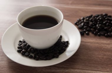 Beyaz fincanda sade kahve.