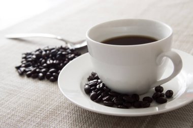 Beyaz fincanda sade kahve.