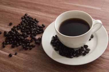 Beyaz fincanda sade kahve.