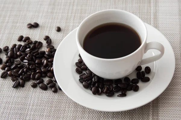 Café preto na taça branca — Fotografia de Stock