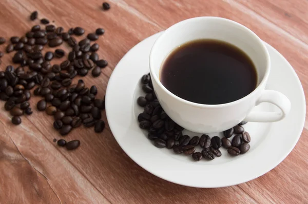 Café preto na taça branca — Fotografia de Stock