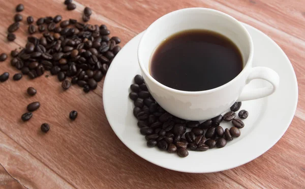 Beyaz fincanda sade kahve.