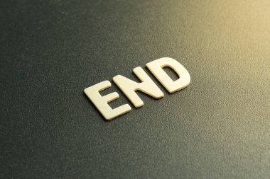 siyah arka plan üzerinde kelime sonu ahşap mektup