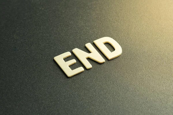 siyah arka plan üzerinde kelime sonu ahşap mektup