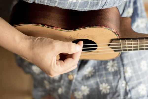 genç kadın ukulele üzerinde oyun görünümü kapatın