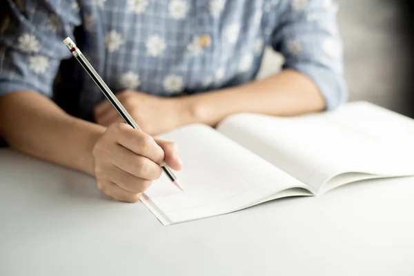 Mulheres Jovens Escrevendo Caderno Branco Por Lápis Preto — Fotografia de Stock