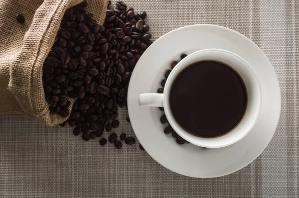 Café Preto Uma Xícara Branca Grãos Café Saco Cânhamo Fralda — Fotografia de Stock