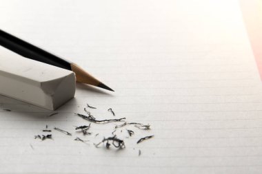 Beyaz silgi ve boş notebbok üzerinde siyah kalem kapatmak