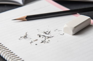 Boş notebbok üzerinde beyaz silgi kapatın