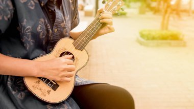 genç kadın ukulele üzerinde oyun görünümü kapatın