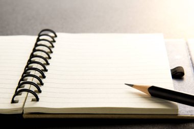 boş defter üzerinde siyah kalem yakın çekim