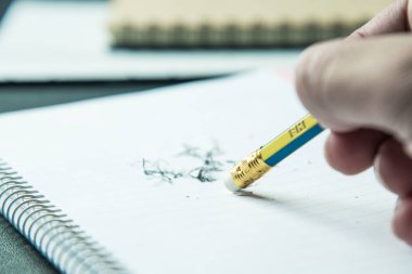 kurşun kalem Silgisi üstünde defter silgi toz ile