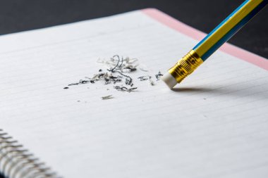 kurşun kalem Silgisi üstünde defter silgi toz ile