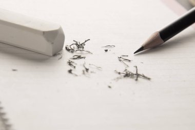 Beyaz silgi ve kalem defter üzerinde