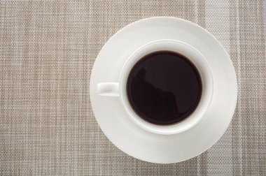 Beyaz bardakta sade kahve.