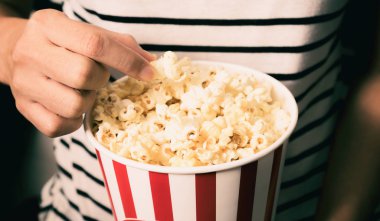 El yapımı patlamış mısır, abur cubur konsepti