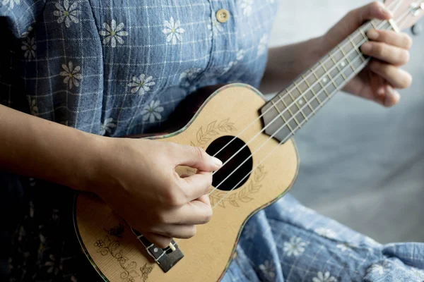 genç kadın ukulele üzerinde oyun görünümü kapatın