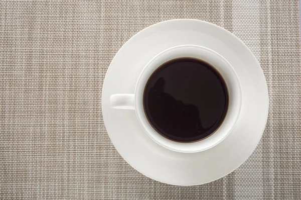 Beyaz bardakta sade kahve.