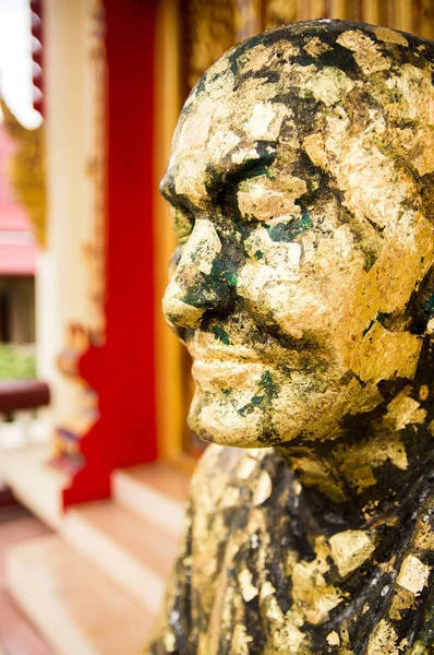 Statue Eines Mönchs Mit Blattgold Buddha Tempel Bangkok Thailand Stockbild
