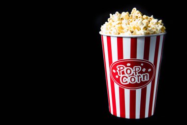 siyah arka plan üzerine kova pop corn