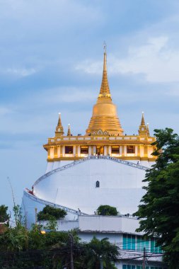 Güzel Wat Saket Ratcha Wora Maha Wihan (Wat Phu Khao tanga, altın dağ tapınak), bir popüler Bangkok turistik görüntülemek ve kentin sembol haline gelmiştir.
