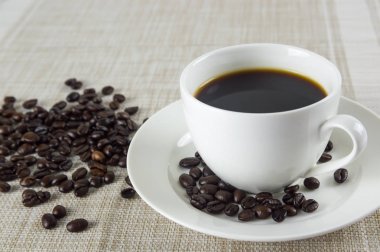 siyah kahve ve kahve çekirdekleri