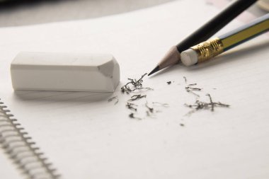 kurşun kalem ve silgi toz ile beyaz silgi