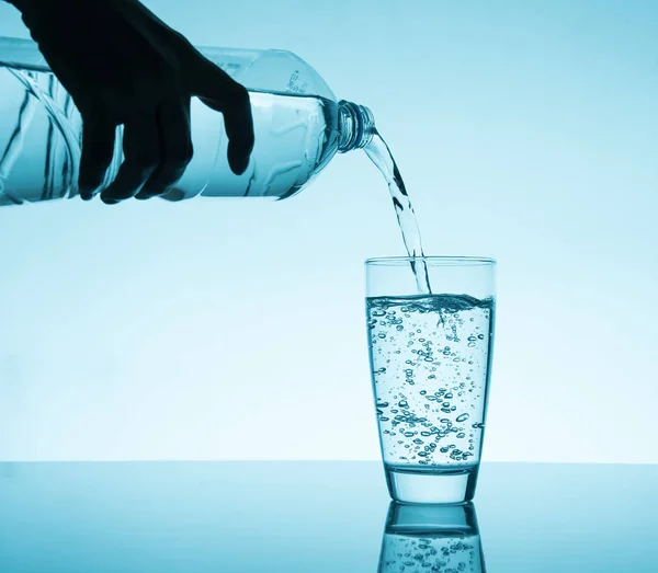 Verter Agua Fondo Azul Cristal — Foto de Stock