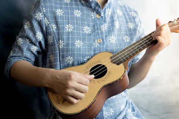 genç kadın ukulele üzerinde oyun görünümü kapatın
