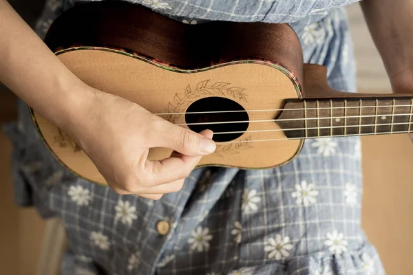 Kız oynarken ukulele