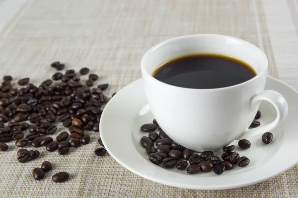 siyah kahve ve kahve çekirdekleri