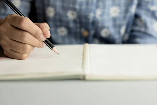 Lápis escrever no caderno — Fotografia de Stock