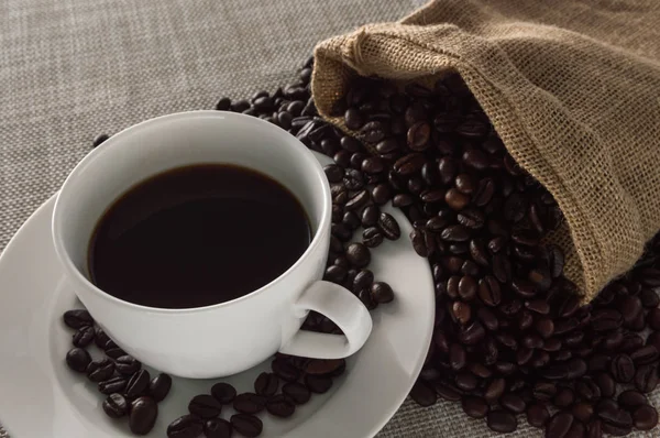 Café preto e grãos de café — Fotografia de Stock