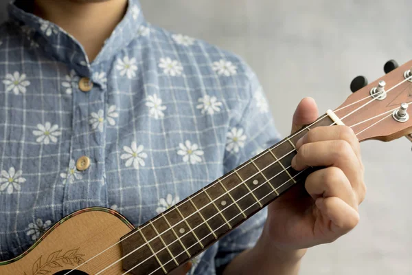 Menina jogar ukulele — Fotografia de Stock