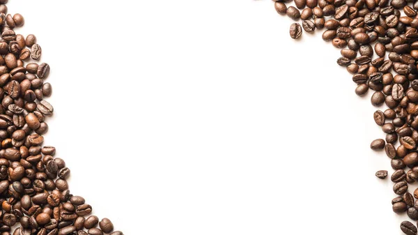 Кофейные зерна и белый фон — стоковое фото