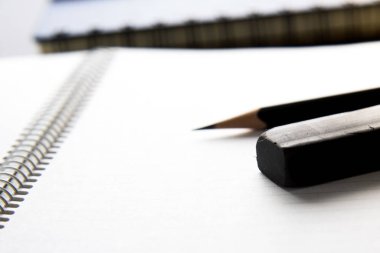 siyah silgi ve kalem