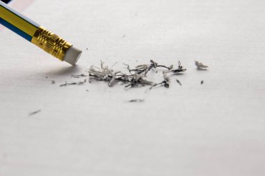 beyaz kağıt üzerine kurşun kalem Silgisi