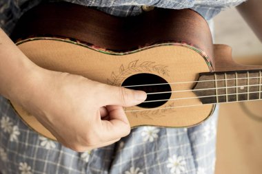 Asyalı kız oyun ukulele