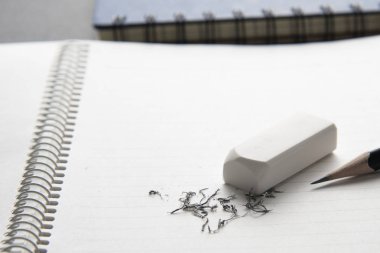 defter üzerinde beyaz silgi